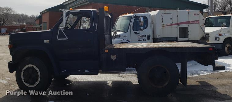 image for item DF3285 1983 GMC C70 flatbed truck