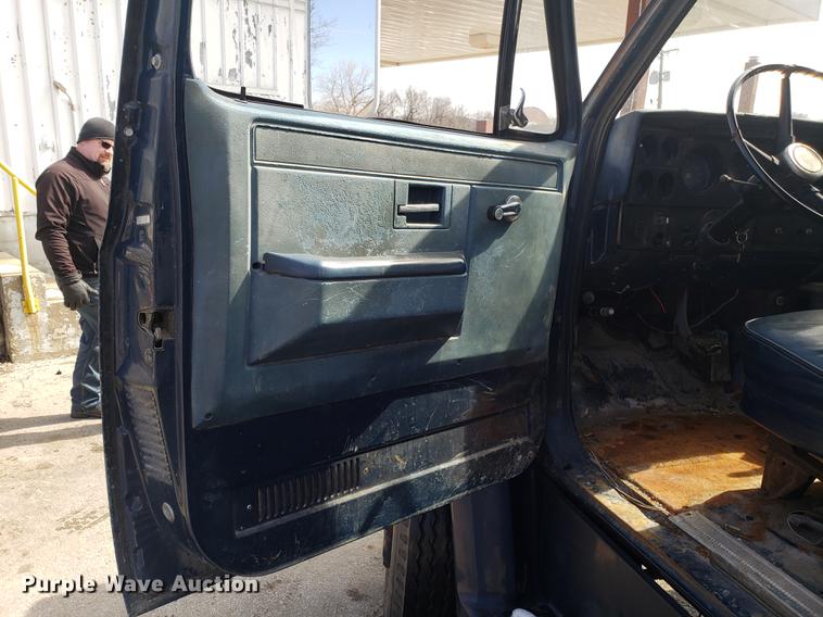 image for item DF3285 1983 GMC C70 flatbed truck