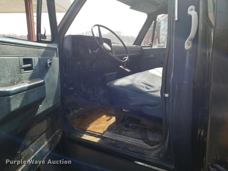 image for item DF3285 1983 GMC C70 flatbed truck