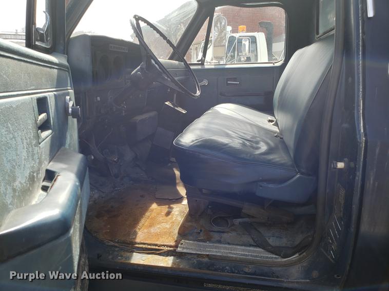 image for item DF3285 1983 GMC C70 flatbed truck