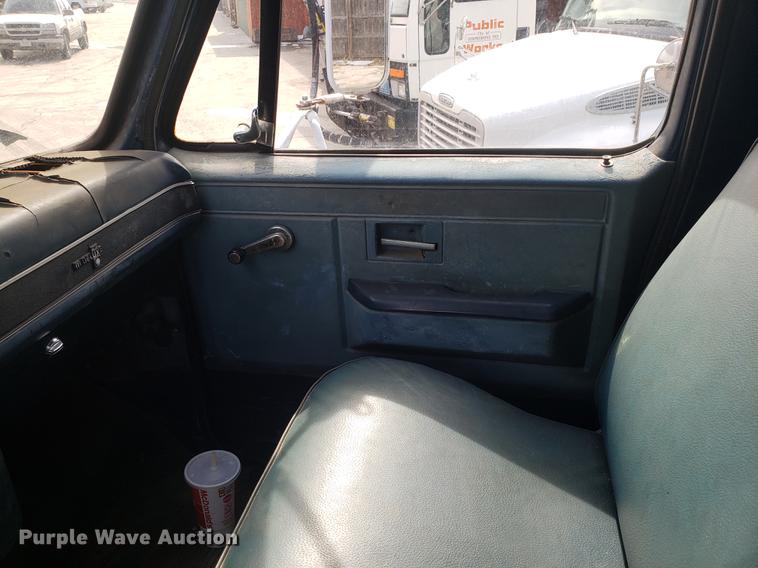 image for item DF3285 1983 GMC C70 flatbed truck