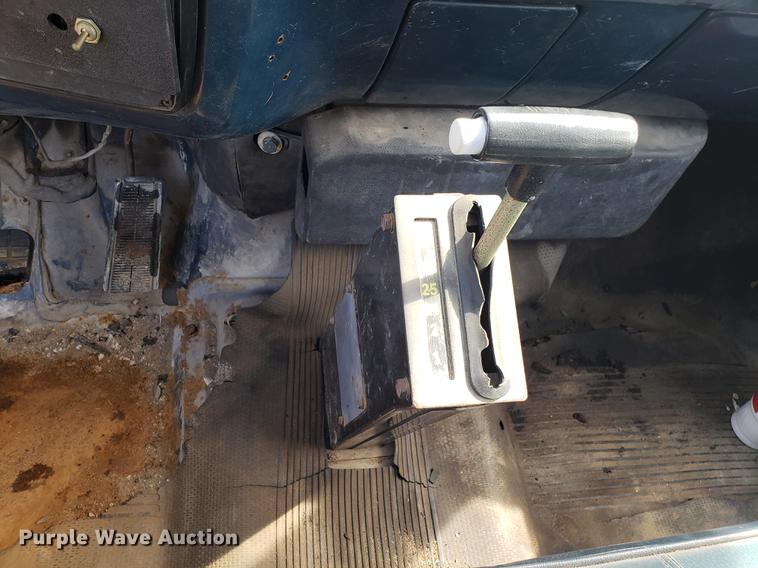 image for item DF3285 1983 GMC C70 flatbed truck