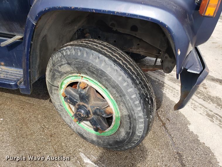 image for item DF3285 1983 GMC C70 flatbed truck