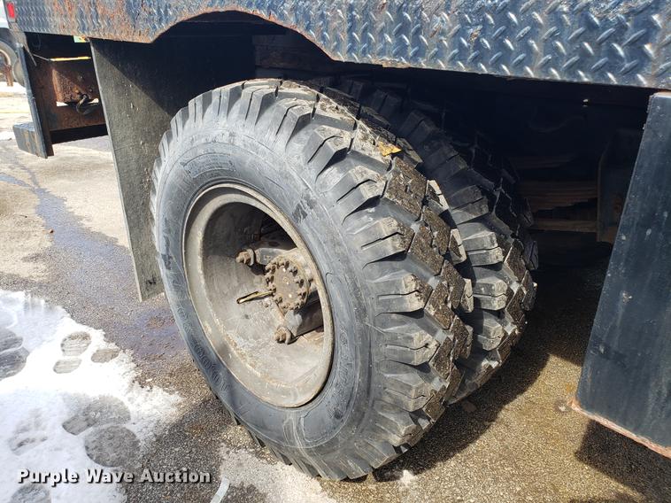 image for item DF3285 1983 GMC C70 flatbed truck