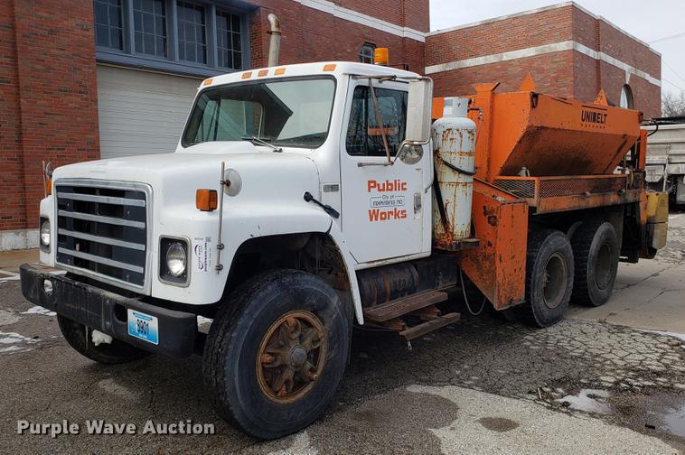 image for item DF3290 1984 International 1954 asphalt patch truck