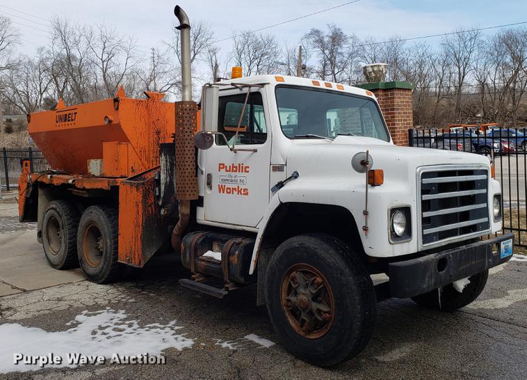 image for item DF3290 1984 International 1954 asphalt patch truck