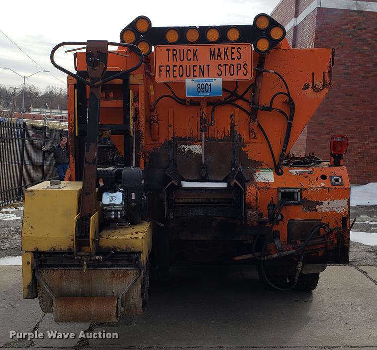 image for item DF3290 1984 International 1954 asphalt patch truck