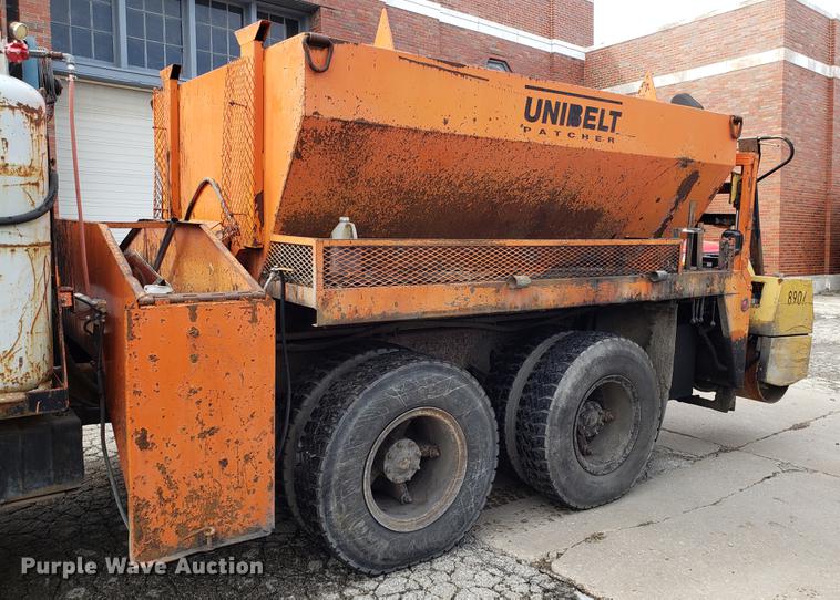 image for item DF3290 1984 International 1954 asphalt patch truck