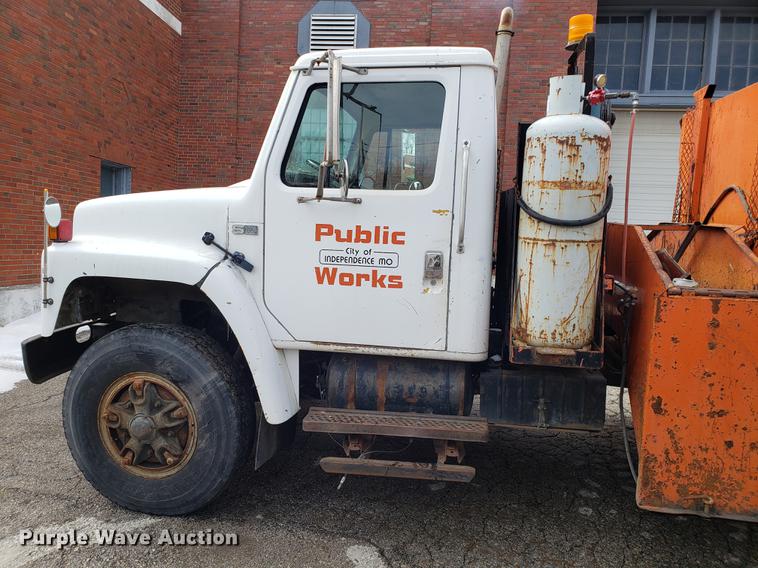 image for item DF3290 1984 International 1954 asphalt patch truck