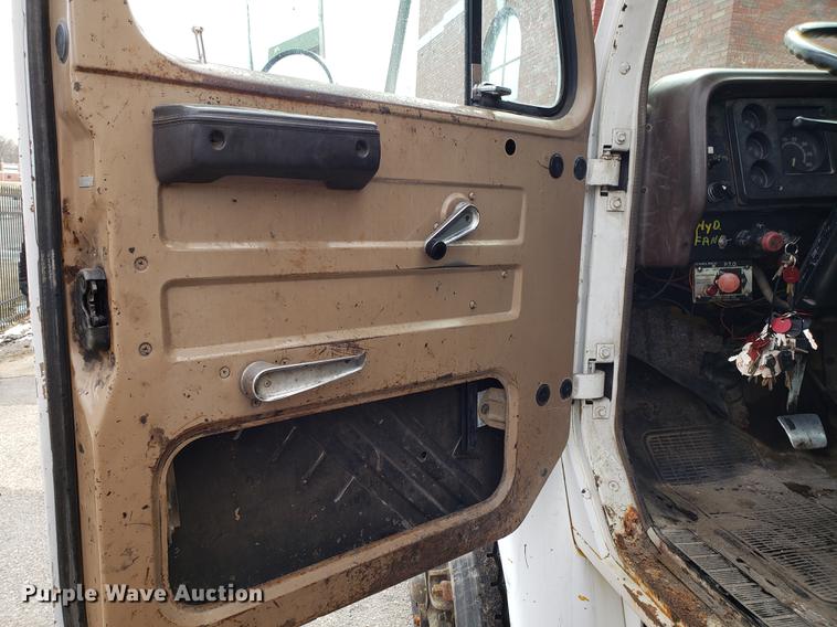 image for item DF3290 1984 International 1954 asphalt patch truck