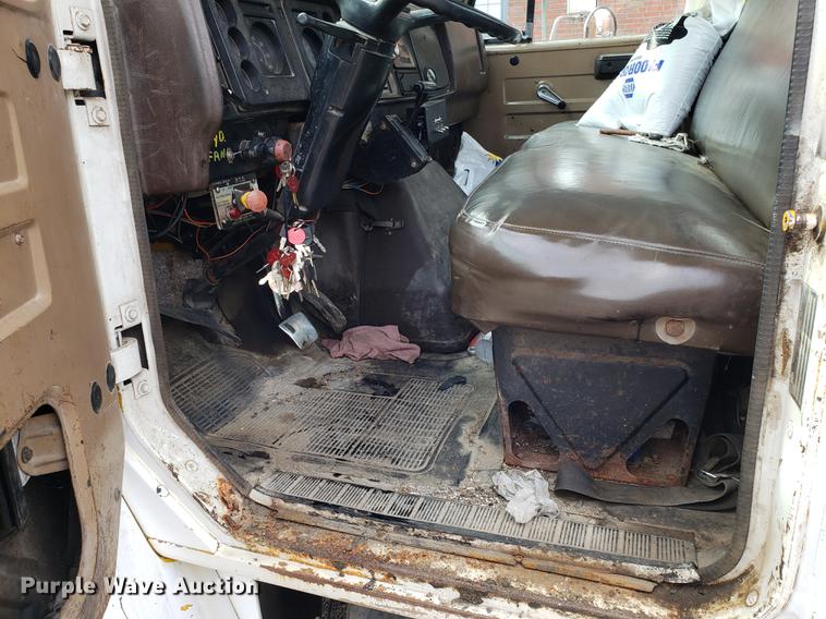 image for item DF3290 1984 International 1954 asphalt patch truck