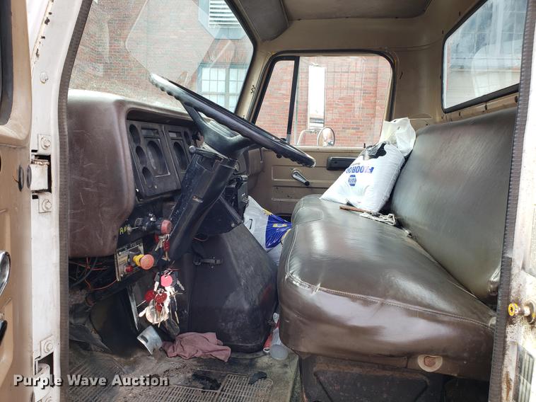 image for item DF3290 1984 International 1954 asphalt patch truck