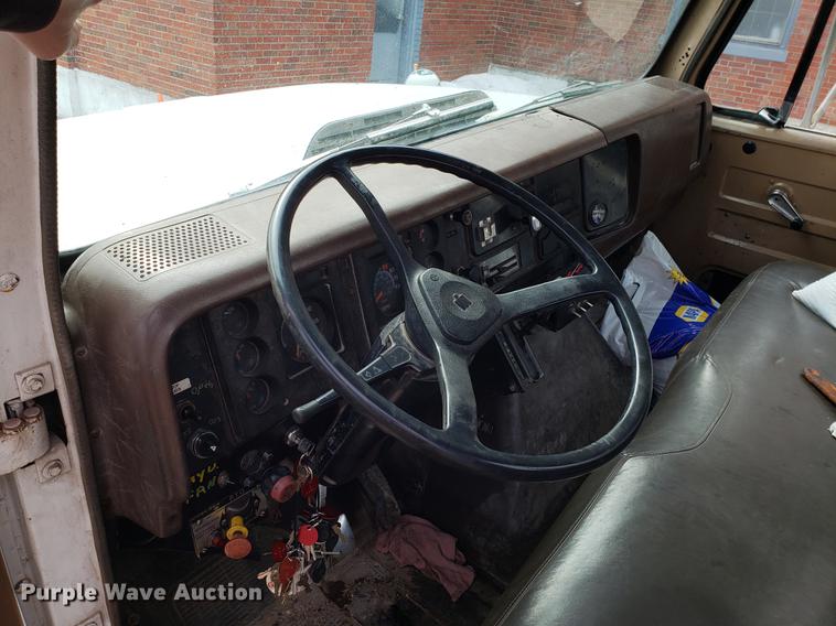 image for item DF3290 1984 International 1954 asphalt patch truck