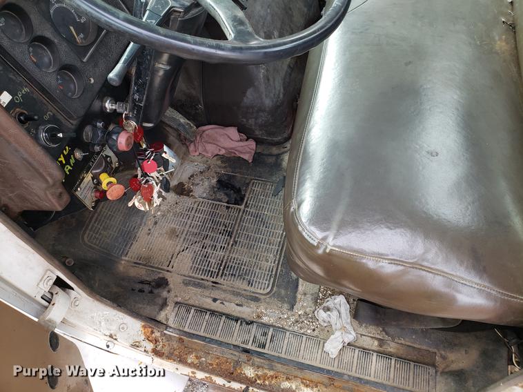 image for item DF3290 1984 International 1954 asphalt patch truck