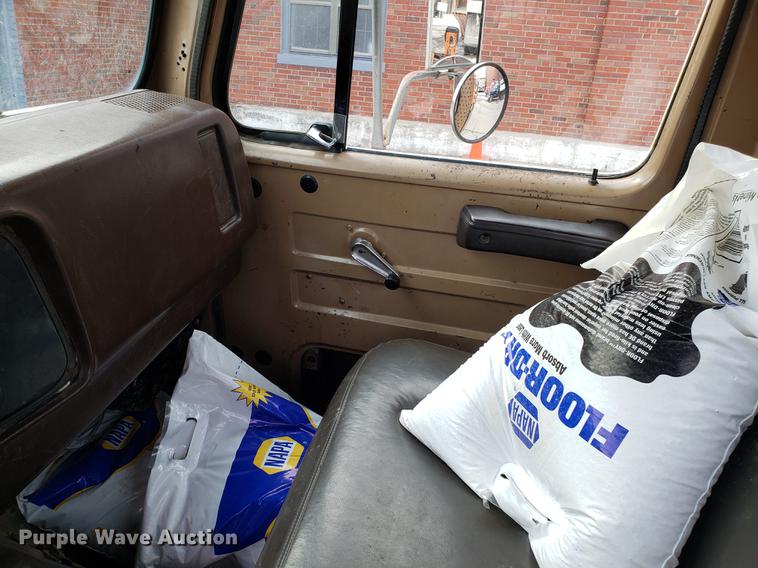 image for item DF3290 1984 International 1954 asphalt patch truck