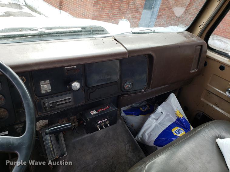 image for item DF3290 1984 International 1954 asphalt patch truck