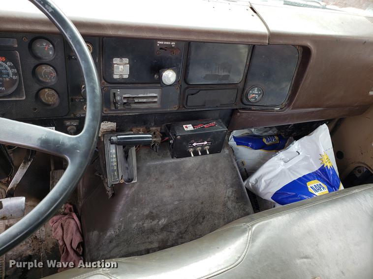 image for item DF3290 1984 International 1954 asphalt patch truck