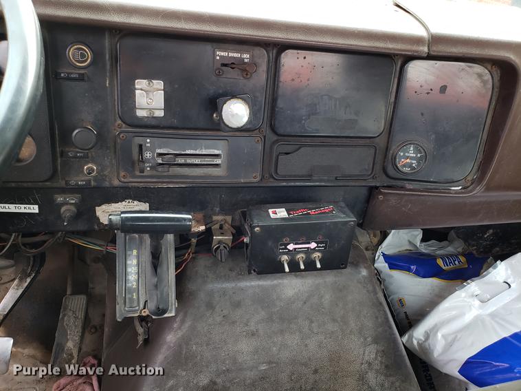 image for item DF3290 1984 International 1954 asphalt patch truck