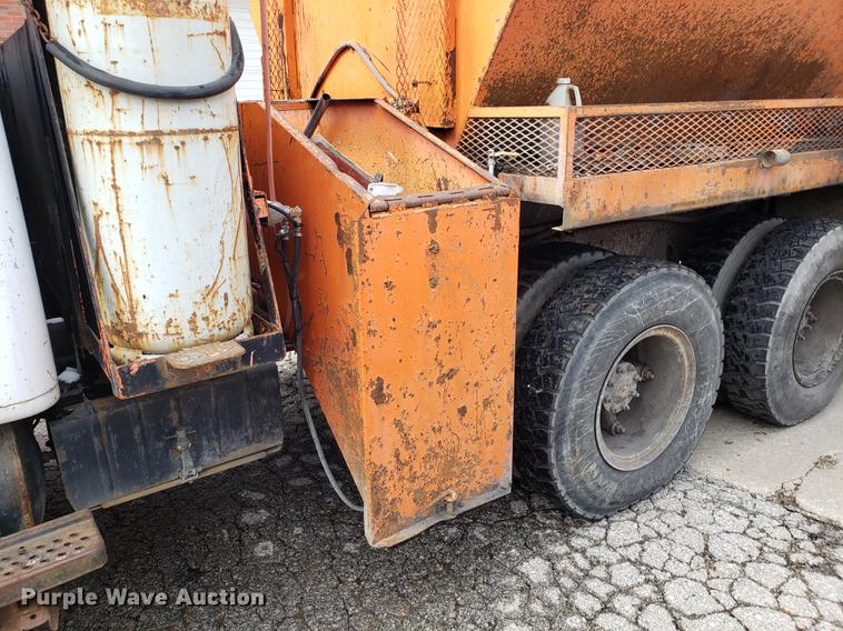 image for item DF3290 1984 International 1954 asphalt patch truck