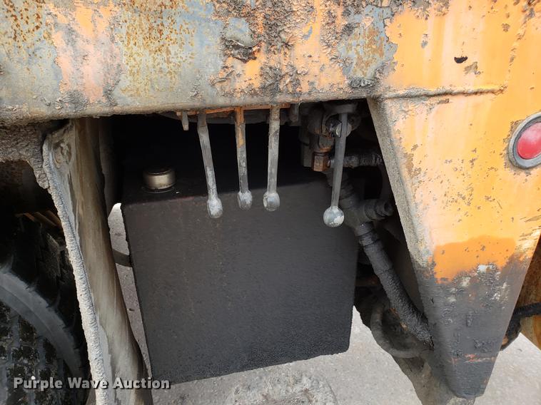 image for item DF3290 1984 International 1954 asphalt patch truck