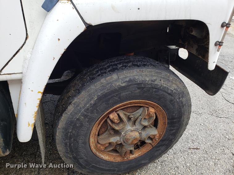 image for item DF3290 1984 International 1954 asphalt patch truck