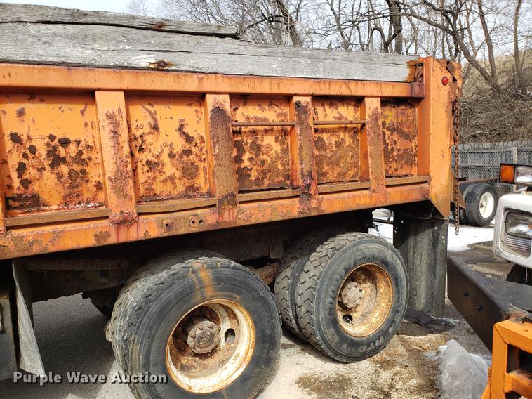 image for item DF3297 1999 International 4900 dump truck