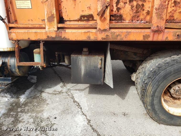 image for item DF3297 1999 International 4900 dump truck