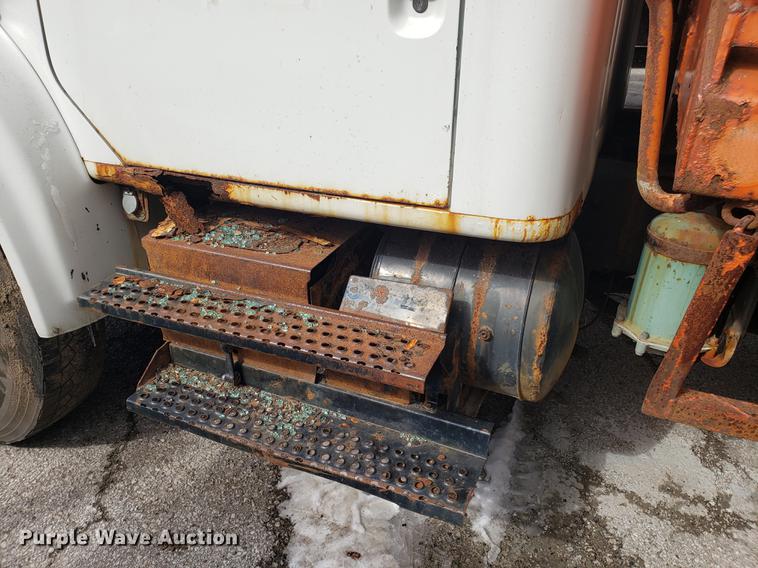 image for item DF3297 1999 International 4900 dump truck