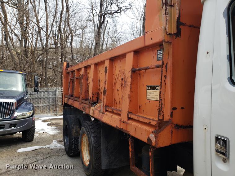 image for item DF3297 1999 International 4900 dump truck