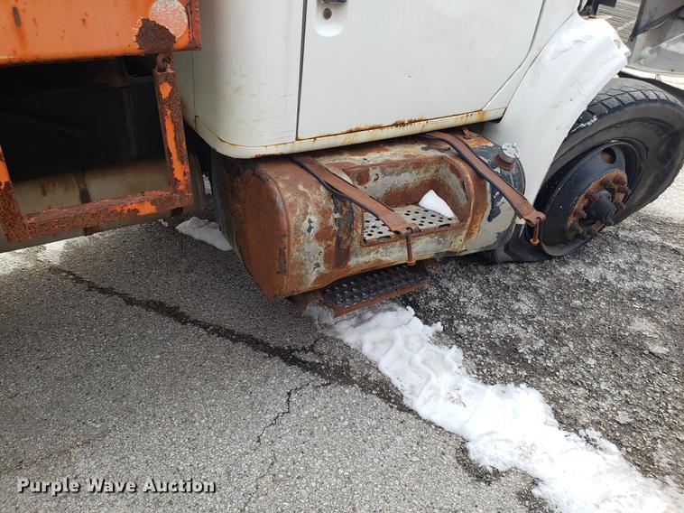 image for item DF3297 1999 International 4900 dump truck