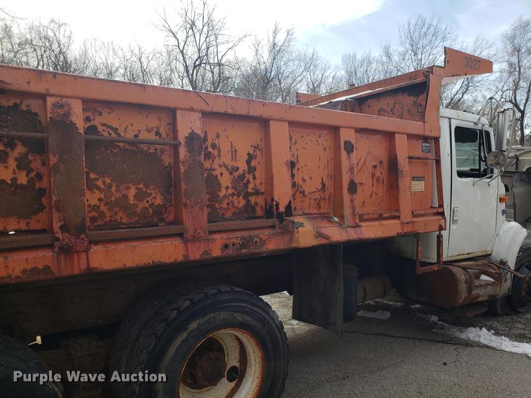 image for item DF3297 1999 International 4900 dump truck