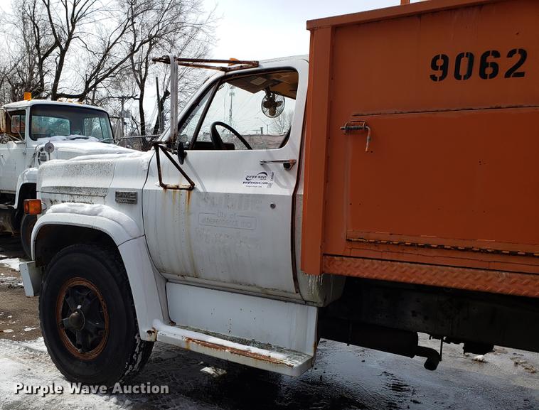 image for item DF3302 1979 GMC C70 flatbed truck