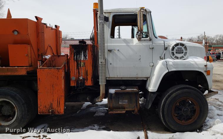 image for item DF3303 1984 Ford LNT8000 asphalt placer truck