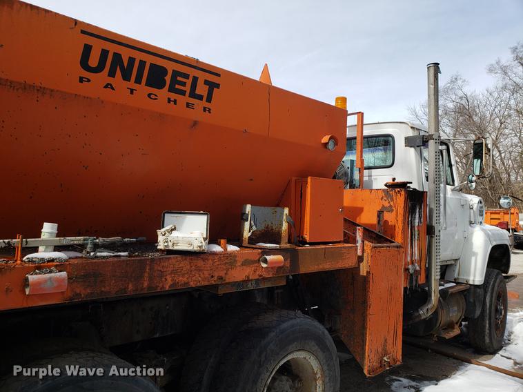 image for item DF3303 1984 Ford LNT8000 asphalt placer truck