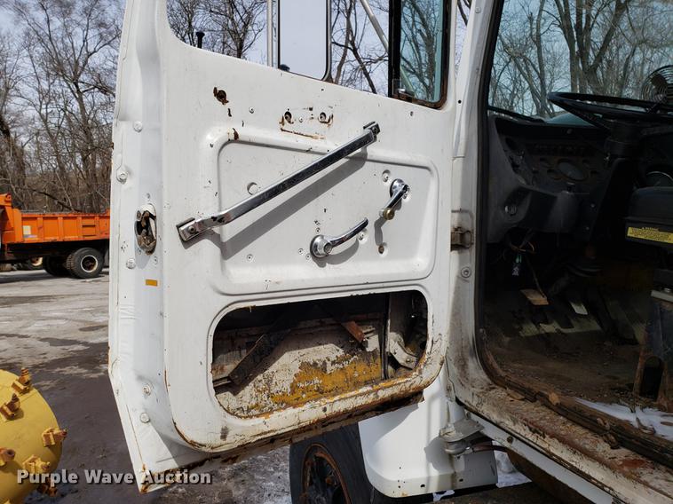 image for item DF3303 1984 Ford LNT8000 asphalt placer truck