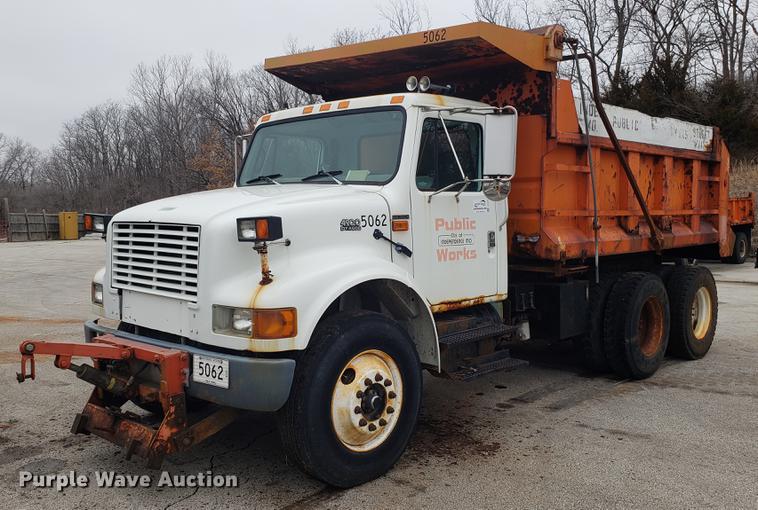 image for item DF3305 2001 International 4900 dump truck