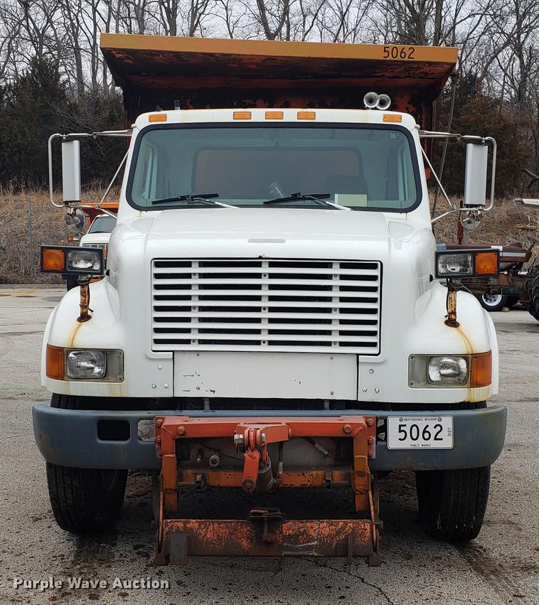 image for item DF3305 2001 International 4900 dump truck