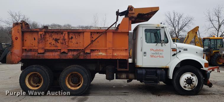image for item DF3305 2001 International 4900 dump truck