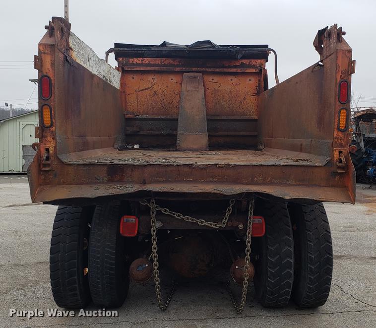 image for item DF3305 2001 International 4900 dump truck