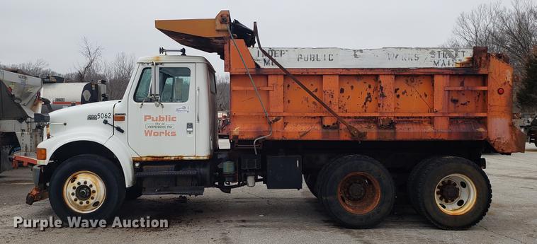 image for item DF3305 2001 International 4900 dump truck