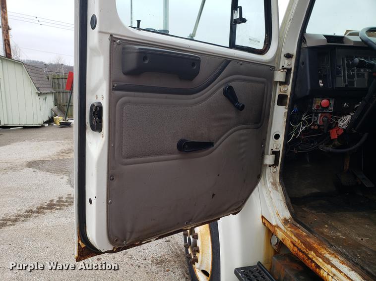 image for item DF3305 2001 International 4900 dump truck