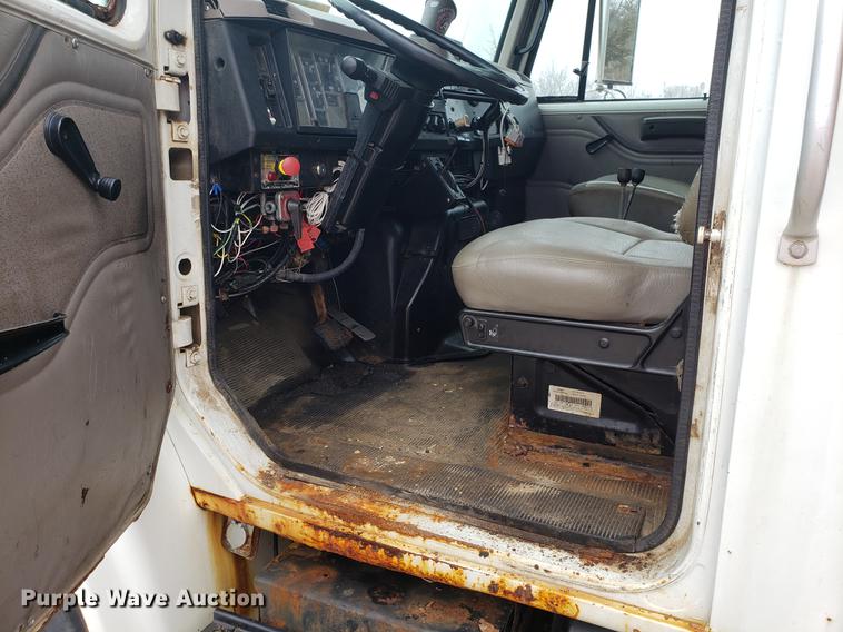 image for item DF3305 2001 International 4900 dump truck