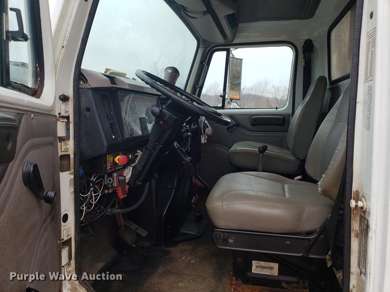 image for item DF3305 2001 International 4900 dump truck