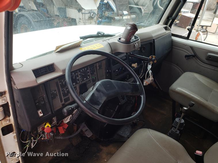 image for item DF3305 2001 International 4900 dump truck