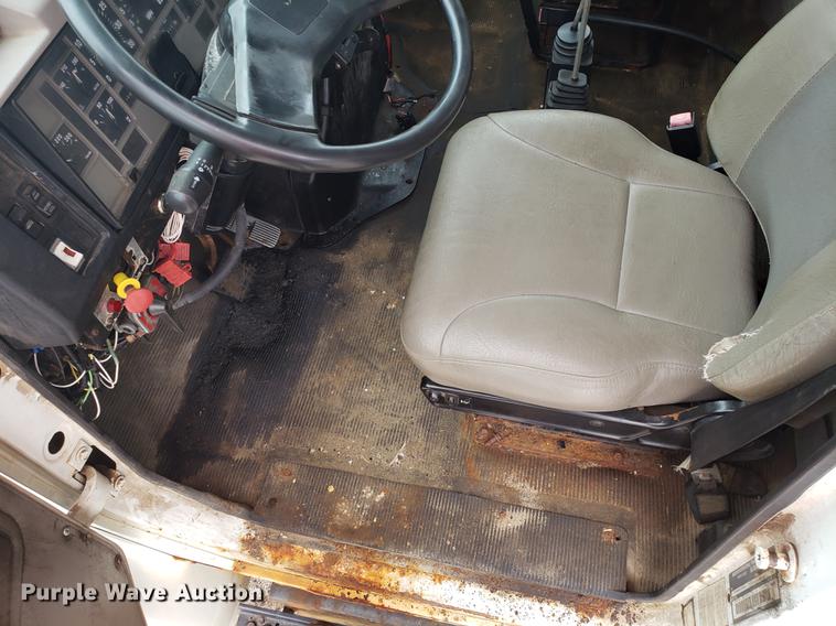 image for item DF3305 2001 International 4900 dump truck