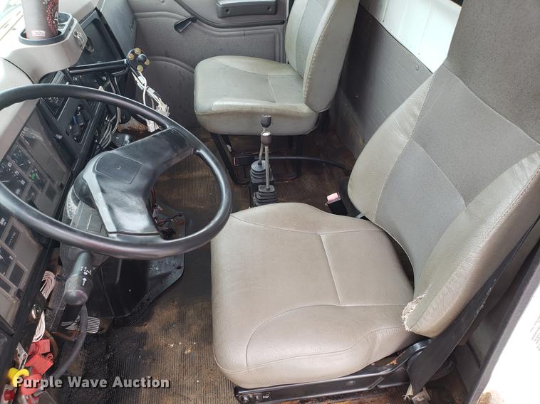 image for item DF3305 2001 International 4900 dump truck