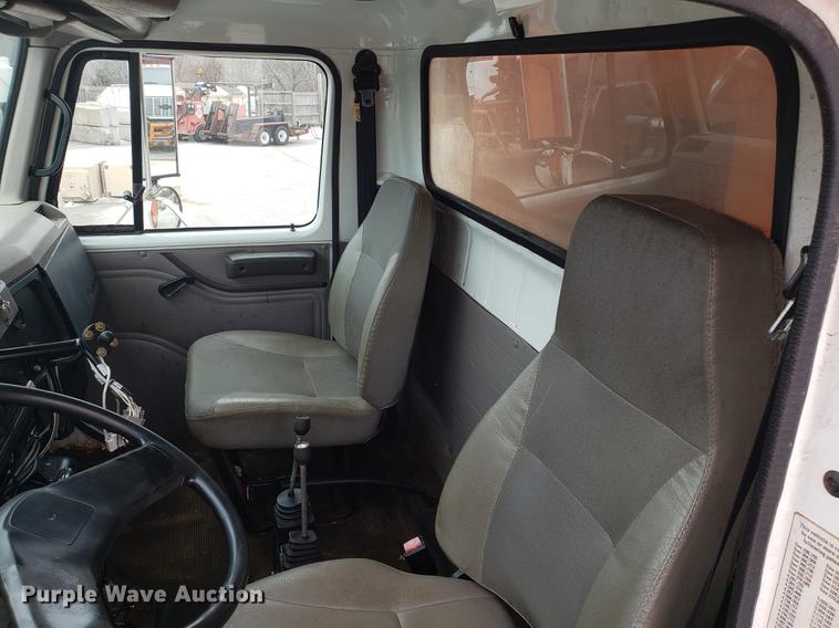 image for item DF3305 2001 International 4900 dump truck