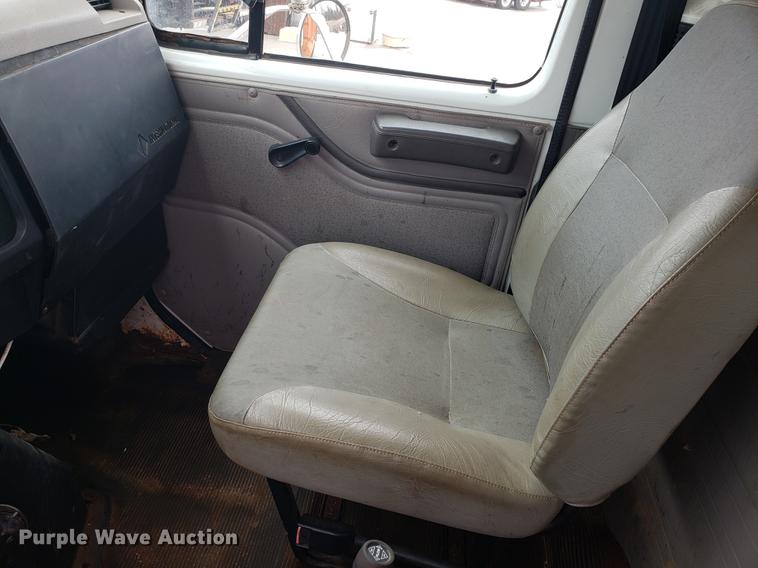 image for item DF3305 2001 International 4900 dump truck