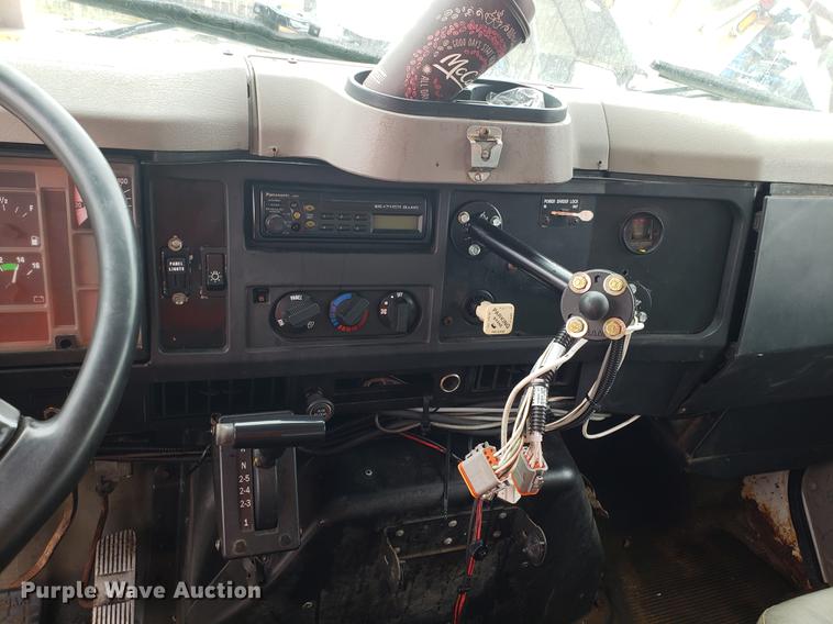 image for item DF3305 2001 International 4900 dump truck