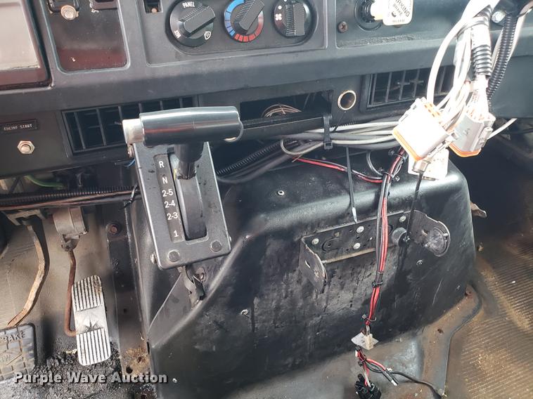 image for item DF3305 2001 International 4900 dump truck